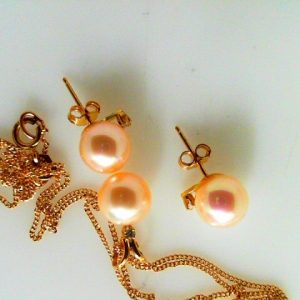 Pearls Estate Pendant 
14 Karat Yellow Pearls Pendant 
Gram Weight 3 
3 Center Pearls Shape: Round With 3 Round Diamonds