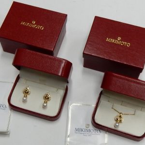 Diamonds Estate Pendant 
Mikimoto pearl set 
18 Karat Yellow F Diamonds Pendant 
Gram Weight 13.2 
32 = .50  cctw Diamonds Shape: Round; Clarity: VS; Colour: F
Comes with 2 inner/outer boxe and certificates.