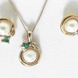 Pearls Estate Pendant 
10 Karat Yellow Pearls Pendant 
Gram Weight 4 Chain Style: Curb 10 Karat Yellow Length: 16in 
3 Center Pearls Shape: Round With 3 Round Emeralds