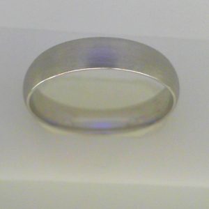 White 18 Karat Polished Dome Ring Width 5 mm
Size: 11.25
Gram Weight 5.5 gr