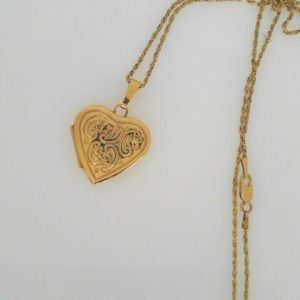 Estate Pendant/Charm
10 Karat Yellow Pendant/Charm
Gram Weight 5.4 Chain Style: Rope 10 Karat Yellow Length: 21in