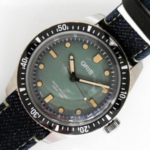 Gents Estate Watch Oris Divers 
Vendor Style #: 01 733 7707 4337 Divers Sixty-Five Momtaro 3877050
40 StainlessSteel Strap 
Dial:Pale green plots
Box Included/Papers Included
Condition Very good
1 Year Warranty