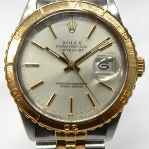 Estate Rolex Sport Year: 1983
Vendor Style #: 16253 Turn-O-Graph Thunderbird SN: 7,490,253 Jubilee
36mm 18K/Stainless Steel
Dial: SIlver hash
Box Not Included/Papers Not Included
Condition Good
1 Year Warranty