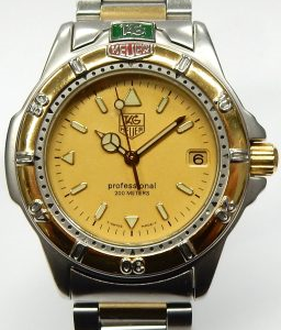 Estate Tag Heuer Sport Year: 1993
Vendor Style #: WF 1221-KO 4000 Series SN: H72871
34mm StainlessSteel
Dial: Champagne hash
Box Included/Papers Included
Condition Very Good
1 Year Warranty