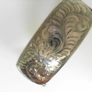 White Silver Bangle Bracelet 
 
Gram Weight 22.58 gr