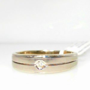 Diamond Ring- Men's 
10 Karat White Men's Diamond Ring 
Finger Size 11.5 Gram Weight 4.21 
1 Center Diamond 0.04ct Shape: Round 0.04