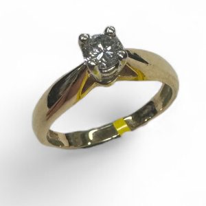 Estate Diamond Dinner Ring - Women's 
14 Karat Yellow Estate Dinner Ring 
Finger Size 6 Gram Weight 3 
1 Center Diamond; 0.31ct Shape: Round; Clarity: I1; Colour: I 0.31
