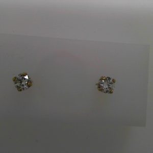 Diamond Earrings 
14 Karat White Diamond Earrings 
 
2 Center Diamonds Shape: Round Clarity: VS2 Colour: G/H 0.76