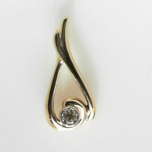 Estate Diamond Pendant/Necklace 
14 Karat Yellow/White Estate Diamond Pendant 
Gram Weight 3.2 Chain Style: No Chain 
1 Center Diamond 0.28ct Shape: Round; Clarity: I1; Colour: I 0.28
