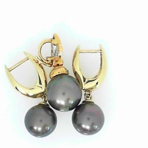 Pearls Estate Pendant 
14 Karat Yellow Black Pearls Pendant 
Gram Weight 9.8 Chain Style: No Chain 
3 Center Pearls Shape: Round; Colour: Black With 11 Round Diamonds 0.08 ctw