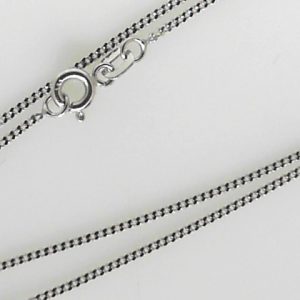White 14 Karat Polished Curb Chain 
Length 17.5 in 
Gram Weight 2.88 gr